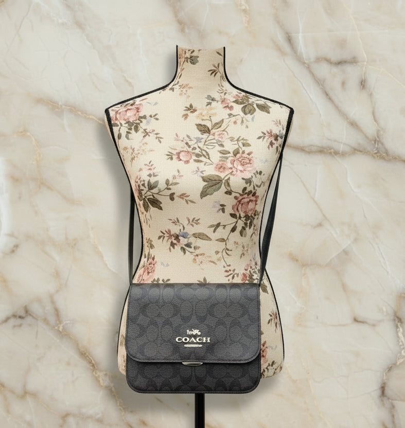 حقيبة كوتش برين فليب من قماش الكانفاس المميز باللونين البني والأسود