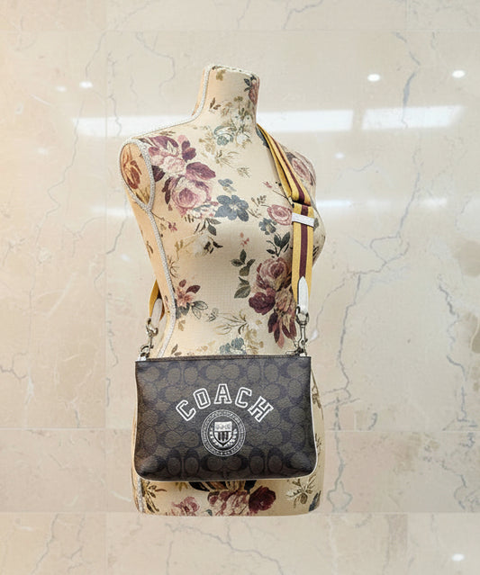 حقيبة كروسبودي من كوتش إيفريت مصنوعة من قماش مميز بنقشة رياضية