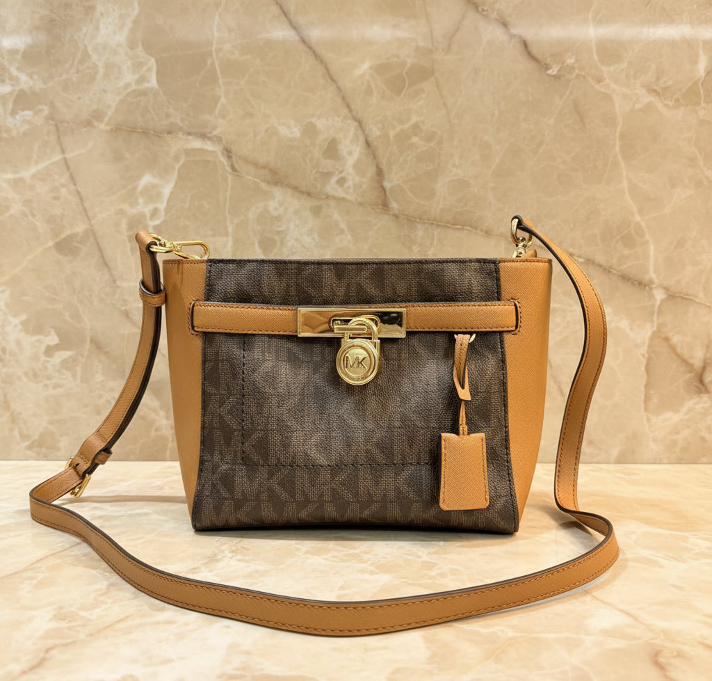 MICHAEL KORS TOP ZIP HAMILTON TRAVELLER MESSENGER BAG SMALL - SIG BROWN