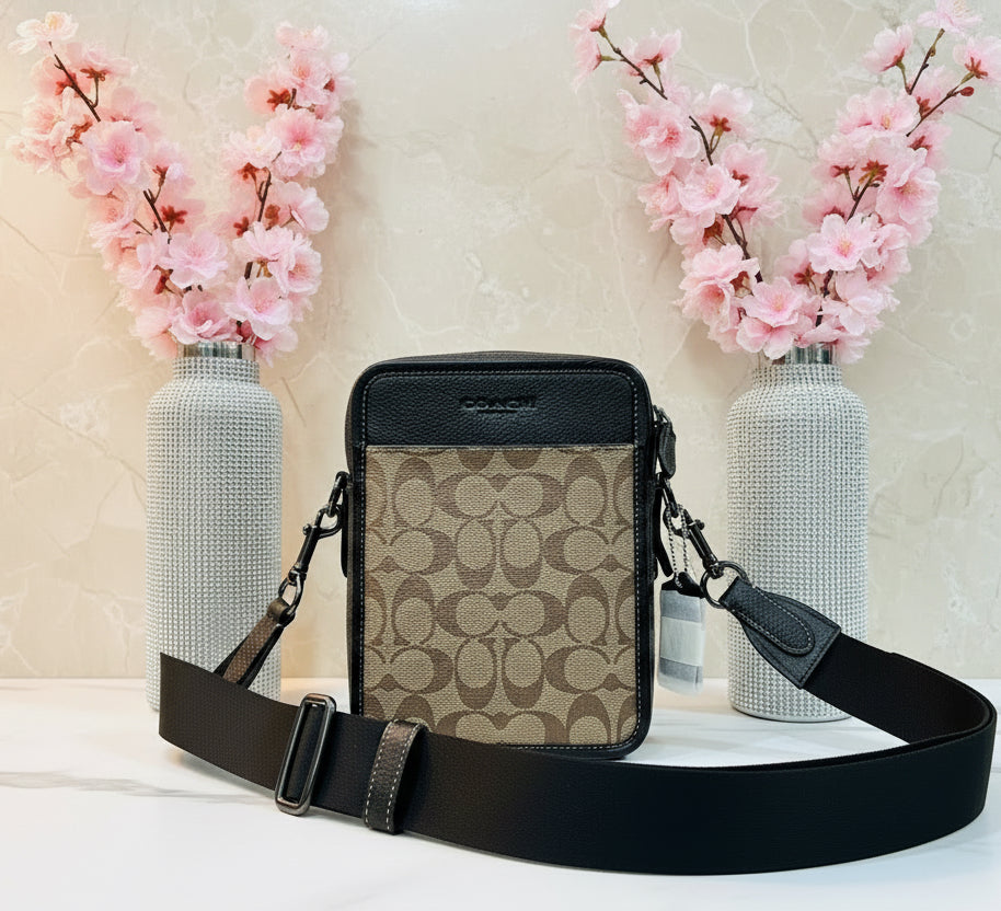 حقيبة كروسبودي من كوتش سوليفان، لون بني/أسود