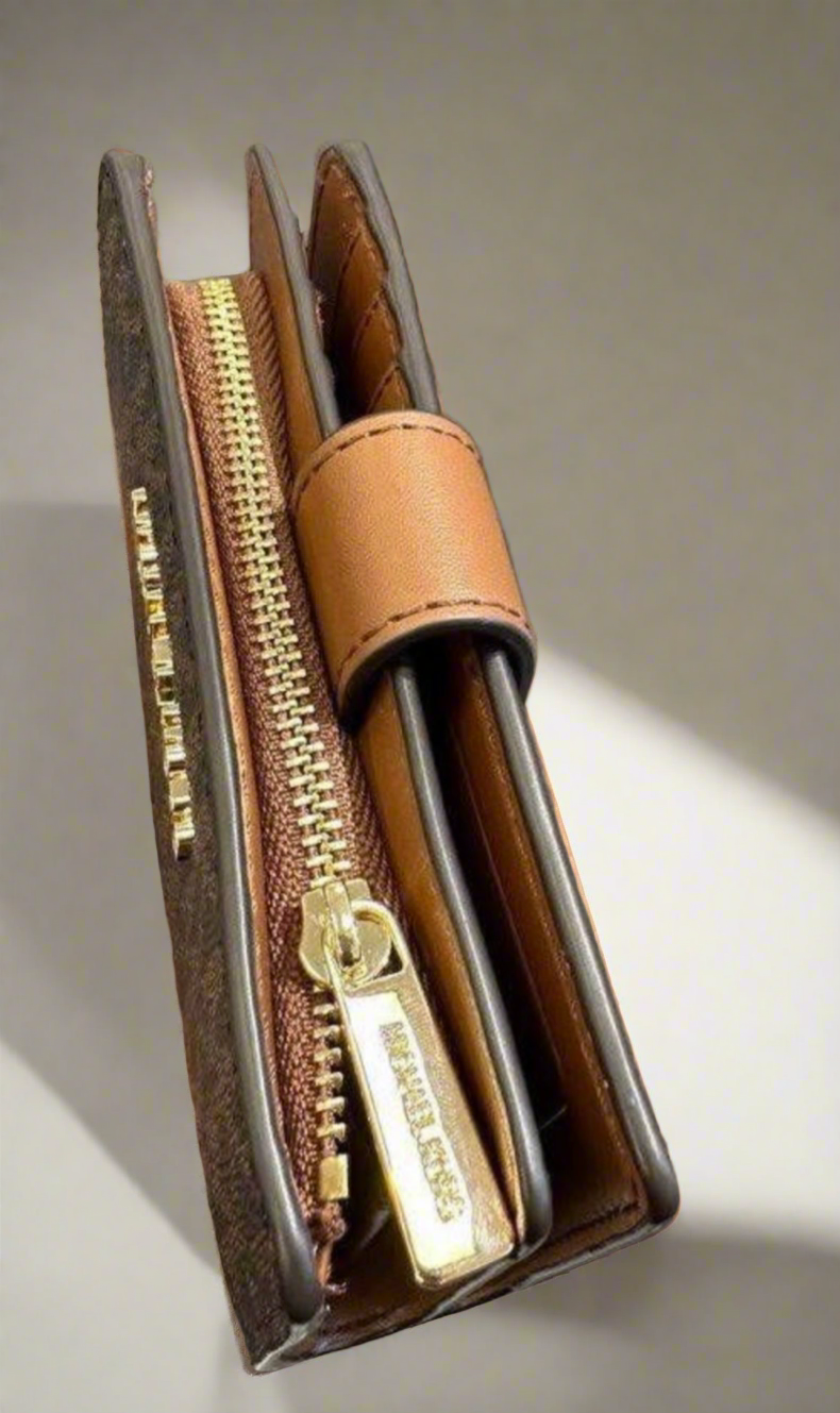 محفظة مايكل كورس متوسطة الحجم ثنائية الطي بسحاب للعملات المعدنية