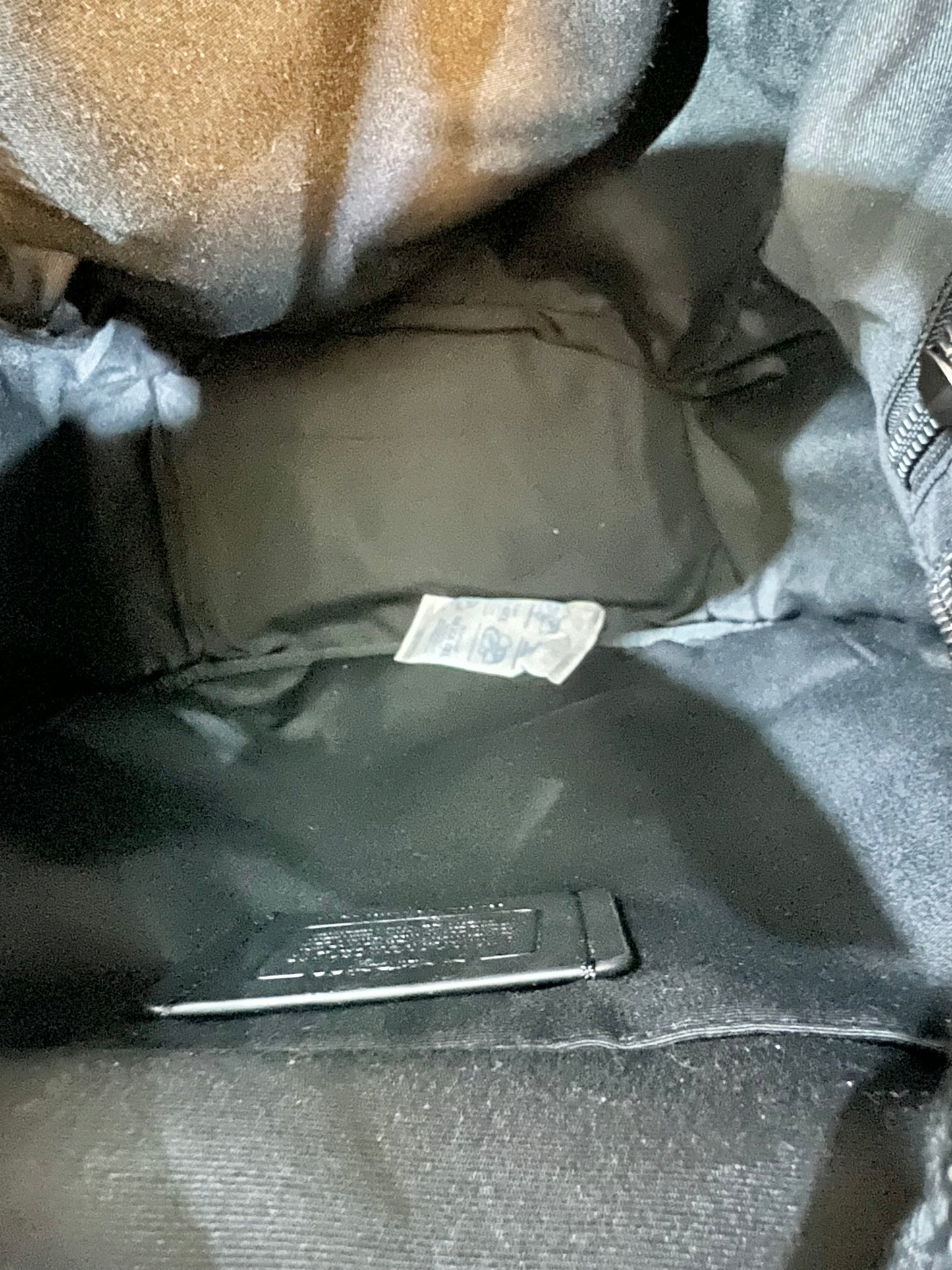 حقيبة ظهر كبيرة من كوتش - لون أسود فحمي مميز