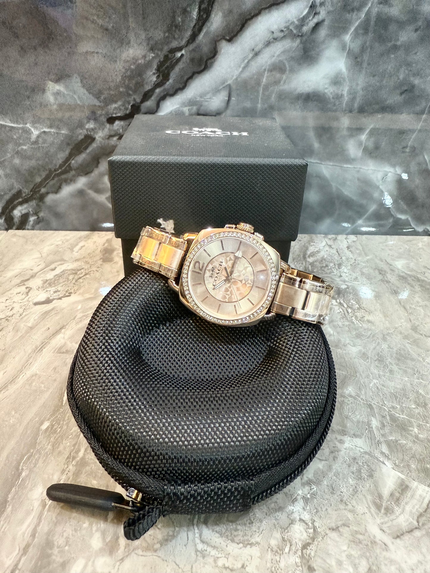 ساعة كوتش بوي فريند من الفولاذ المقاوم للصدأ بلون القرنفل