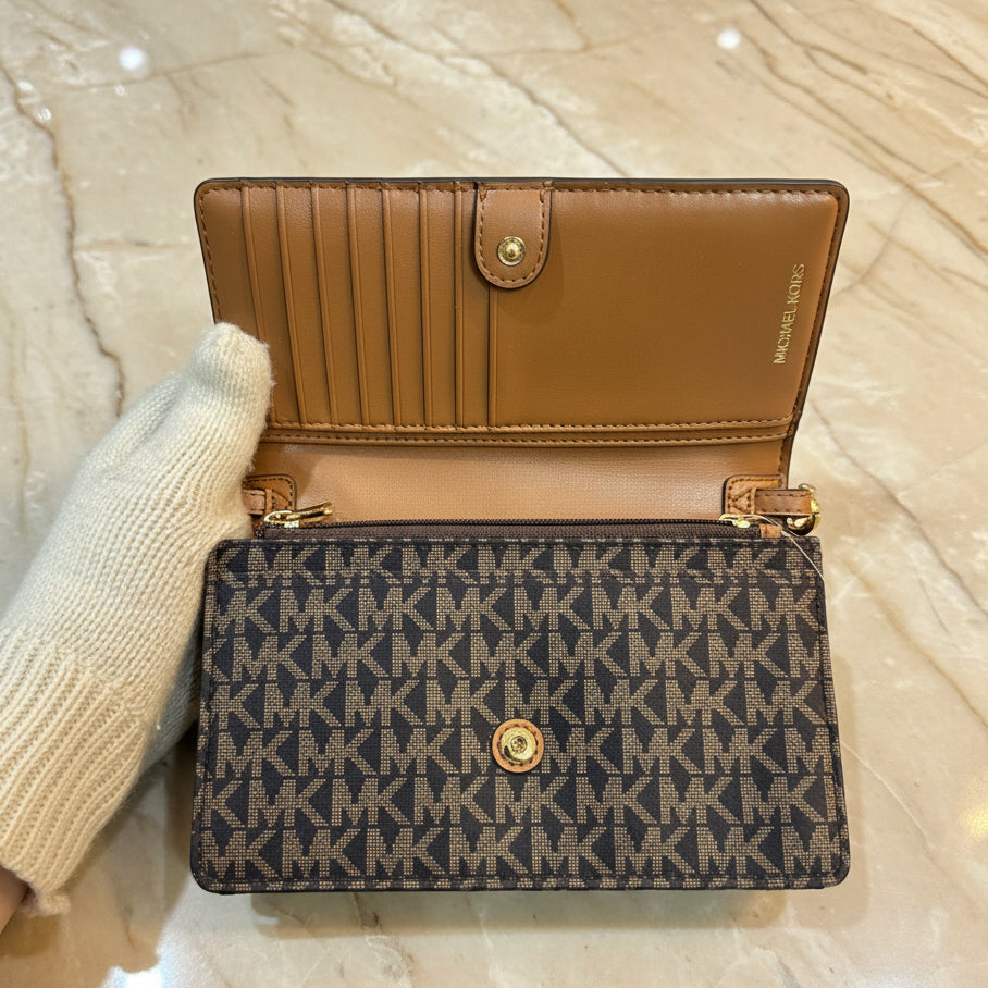 MICHAEL KORS JET SET LOGO SMARTPHONE CROSSBODY BAG- BROWN ACORN - WOVEN