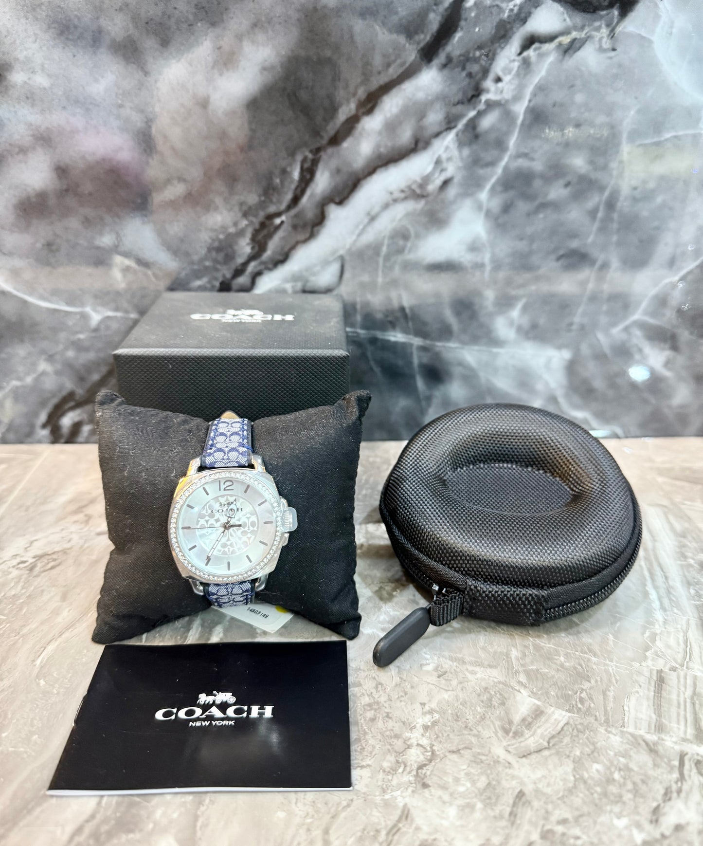 ساعة كوتش بوي فريند متوسطة الحجم - لون أزرق داكن مميز