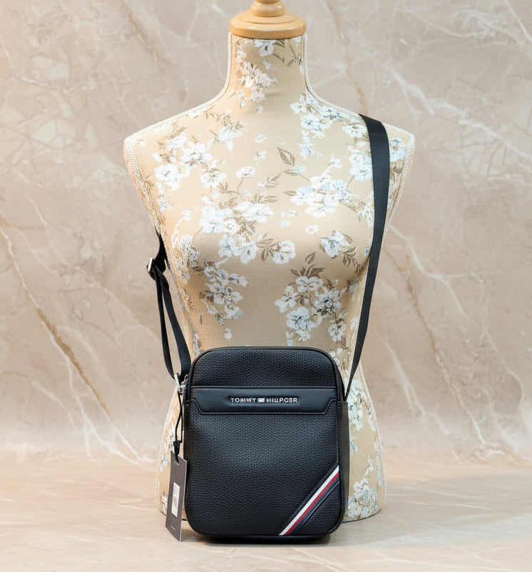 حقيبة كروس بودي صغيرة للرجال من تومي هيلفيغر -