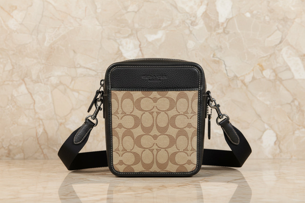 حقيبة كروسبودي من كوتش سوليفان، لون بني/أسود