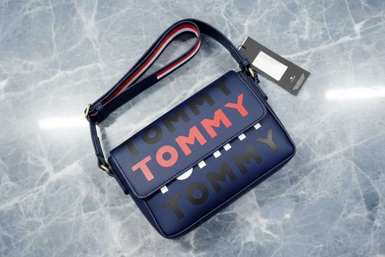 حقيبة كروسبودي ذات غطاء قلاب من تومي هيلفيغر