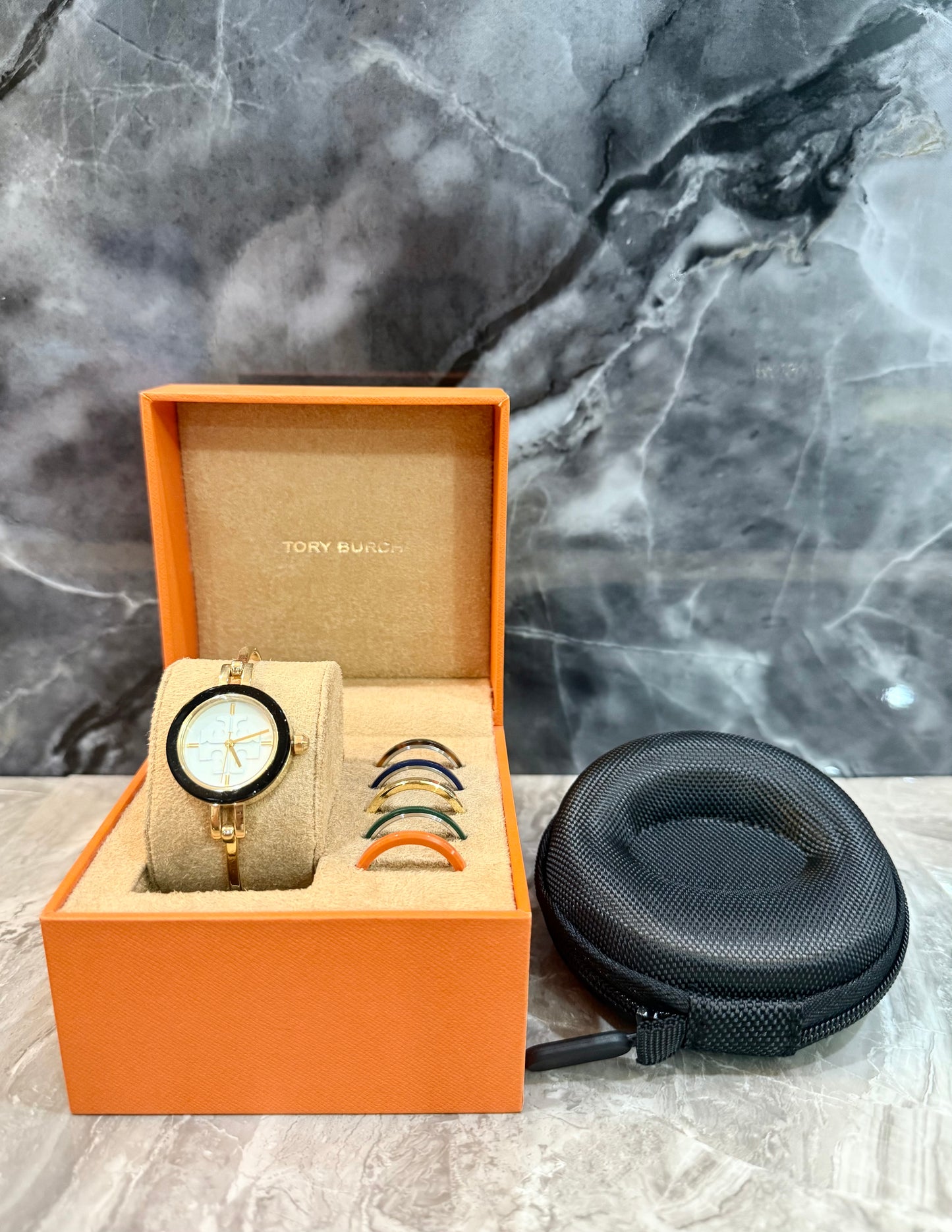 ساعة توري بورش الصغيرة ذات الأزرار القابلة للتبديل