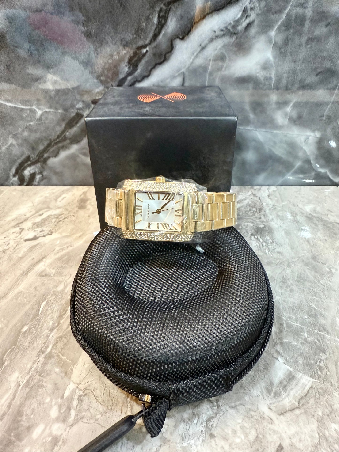 ساعة مايكل كورس إيمري ذهبية اللون - صغيرة مستطيلة