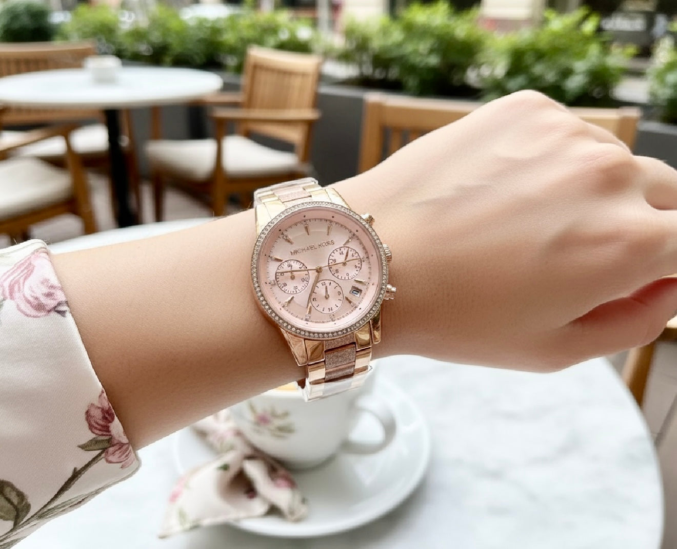ساعة مايكل كورس متوسطة الحجم - لون ذهبي وردي - علبة ساعة مجانية