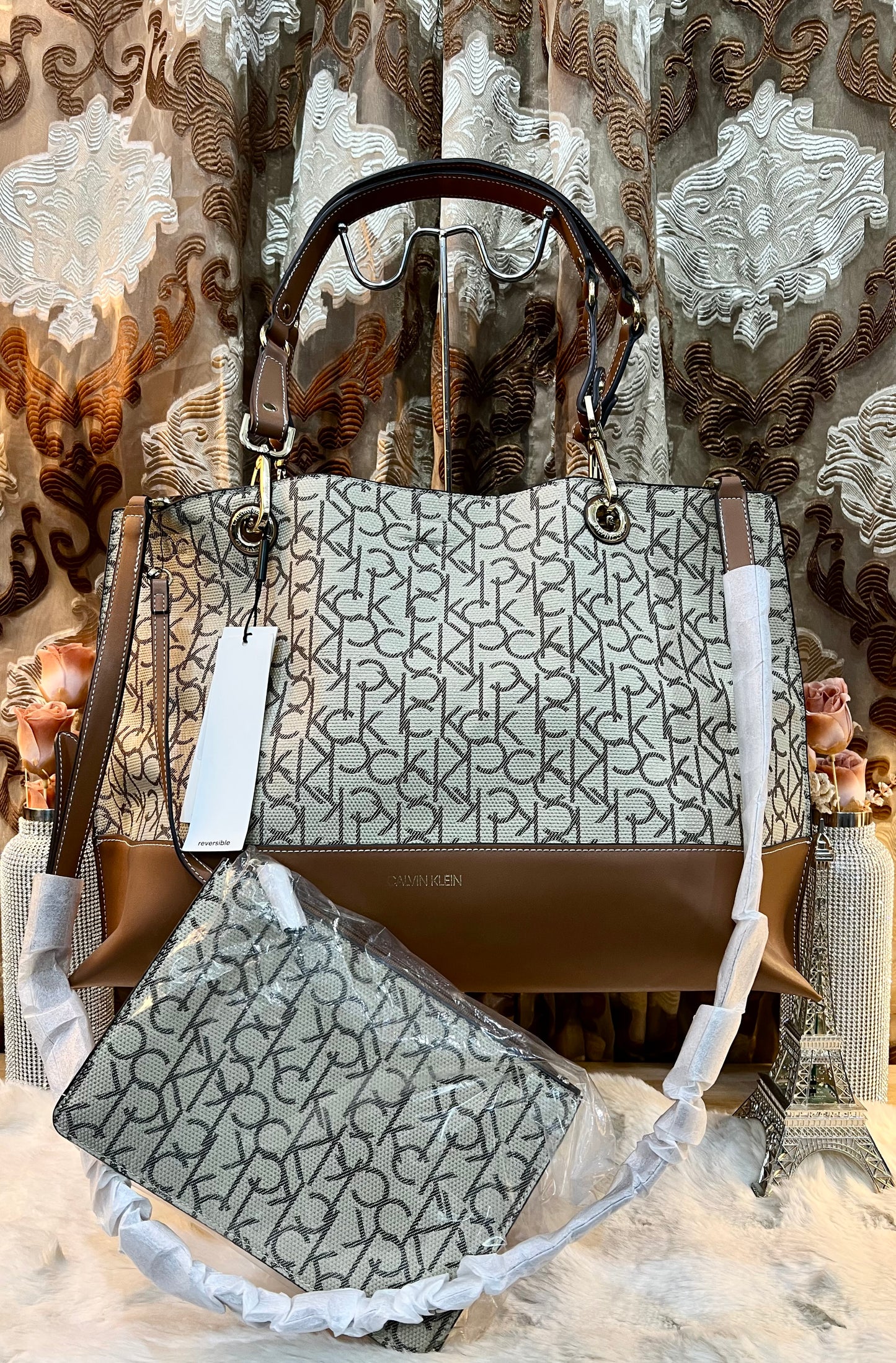 CALVIN KLEIN TOTE IN SIGNATURE LOGO BEIGE/BROWN- XL OPEN WITH LARGE ZIP POUCH & LONG STRAP