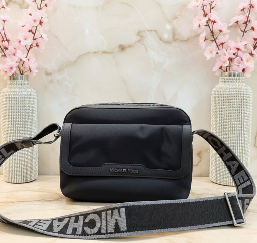 MICHAEL KORS LAUTNER MEDIUM FLAP MESSENGER - NYLON - BLACK