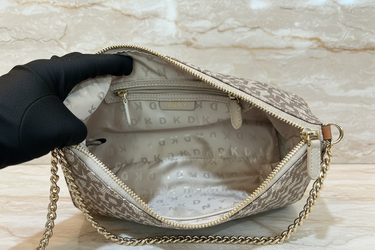 حقيبة كتف/حقيبة كروس بودي كبيرة الحجم من دي كيه إن واي كايرو