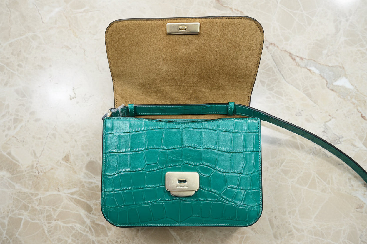 حقيبة كروسبودي كوتش برين ذات غطاء قلاب - لون اليشم