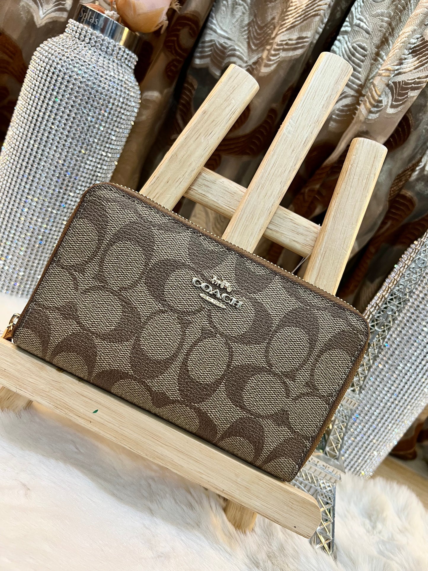 محفظة كوتش متوسطة الحجم بسحاب دائري