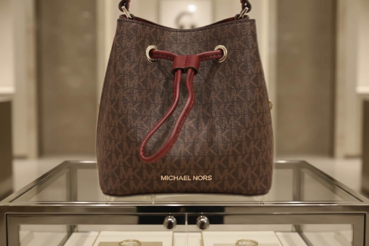 MICHAEL KORS SURI BUCKET IN SIGNATURE CANVAS