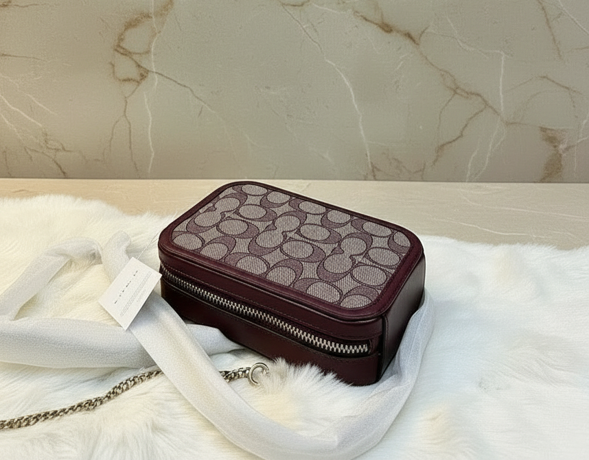 حقيبة كروسبودي للهاتف من كوتش آلي مصنوعة من قماش الجاكار المميز - خشب البلوط والقيقب (متوفرة في متجر بوتيك فرنسي)