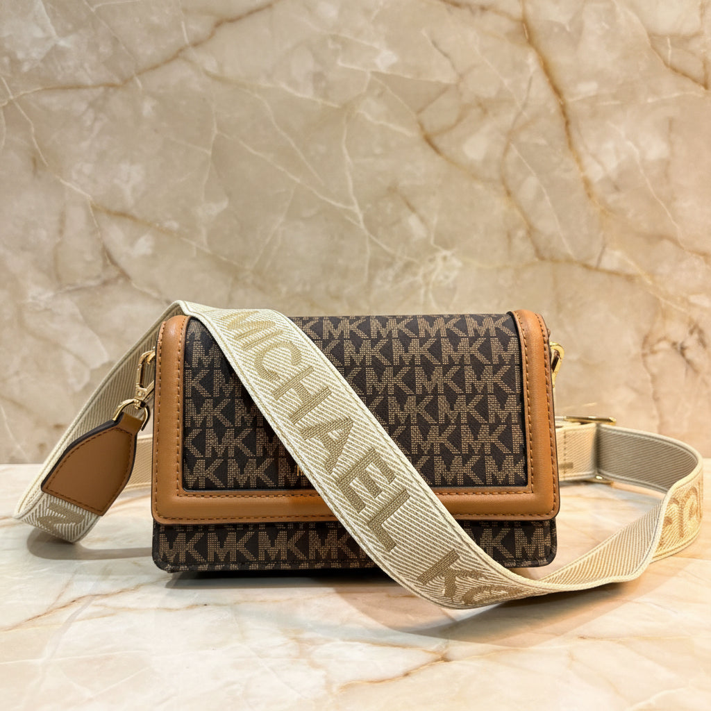 MICHAEL KORS JET SET LOGO SMARTPHONE CROSSBODY BAG- BROWN ACORN - WOVEN