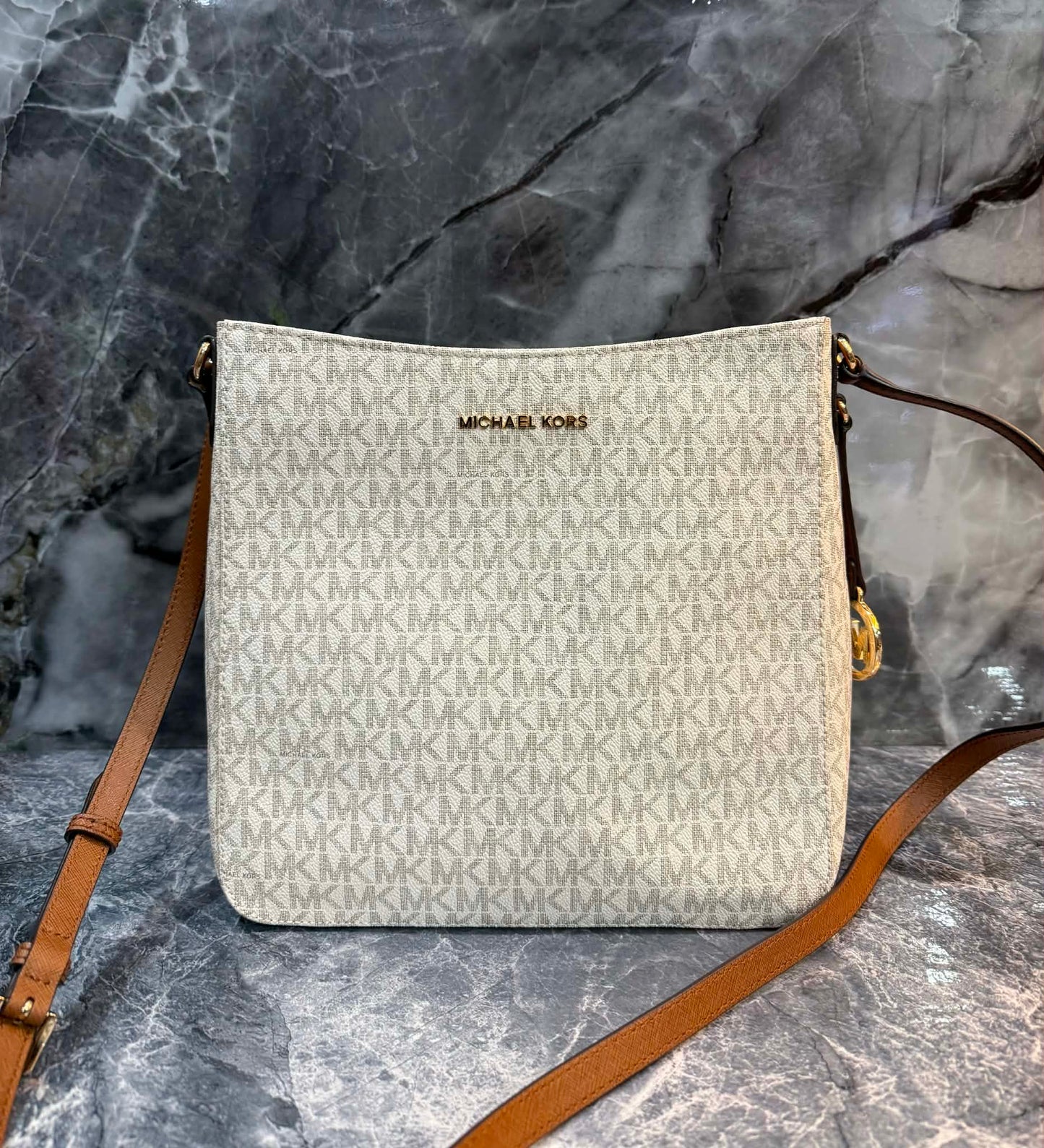 MICHAEL KORS JET SET TRAVEL LARGE MESSENGER LOGO VANILLA