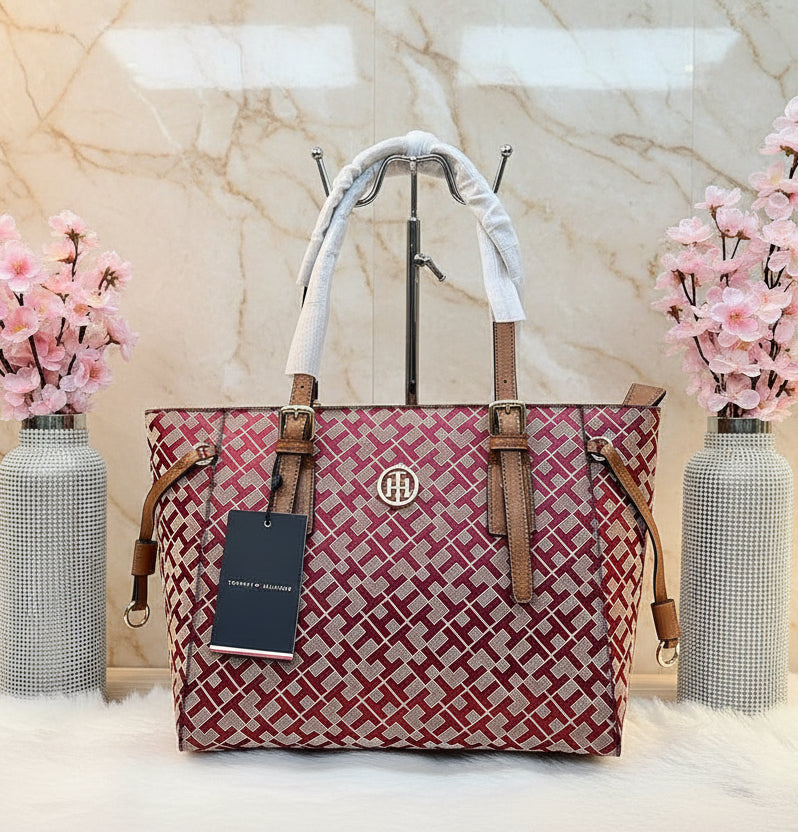 حقيبة تومي هيلفيغر