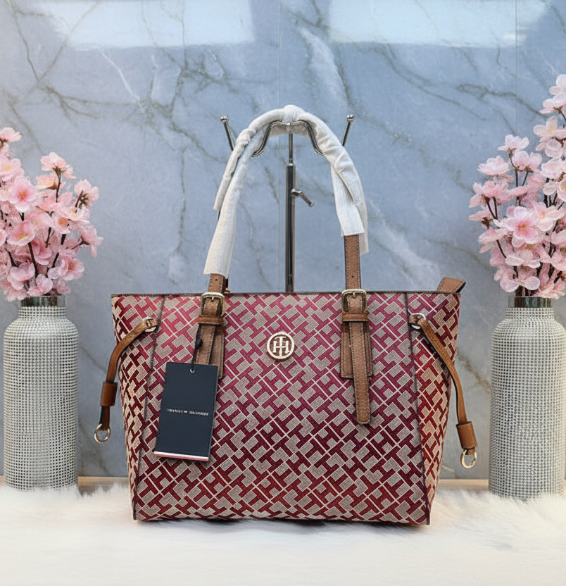 حقيبة تومي هيلفيغر