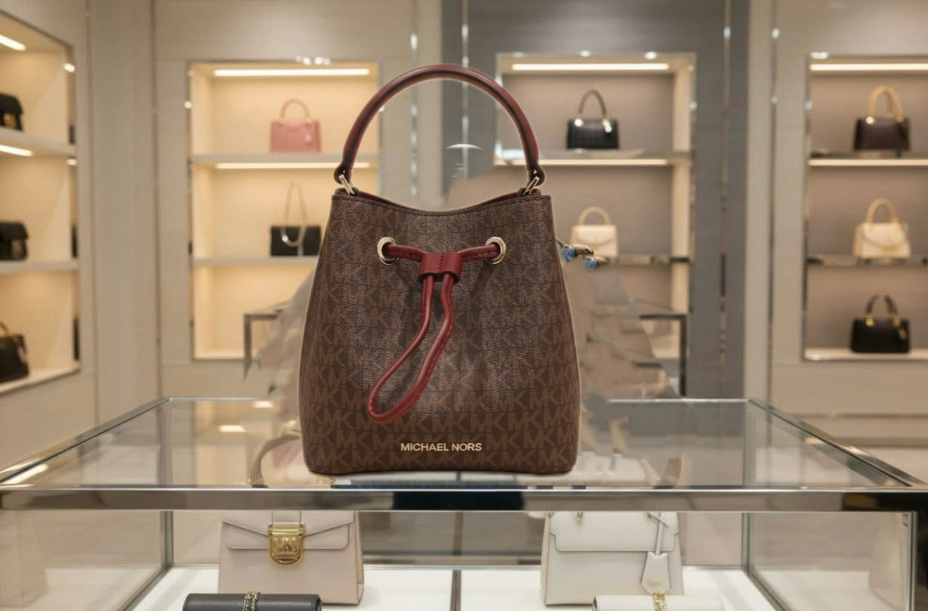 MICHAEL KORS SURI BUCKET IN SIGNATURE CANVAS