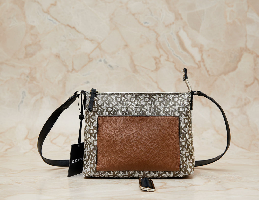 حقيبة كروس بودي من دي كيه إن واي بشعار المونوغرام