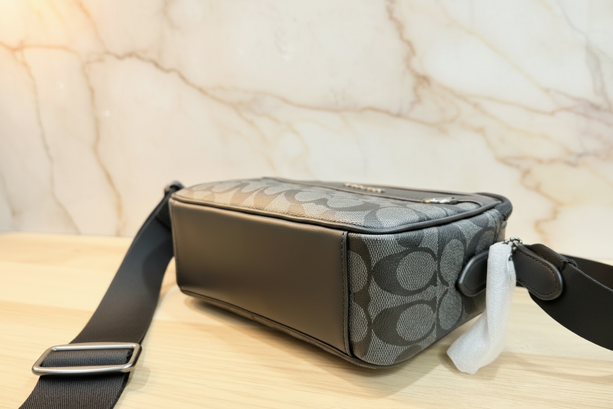 حقيبة كروس بودي من كوتش غراهام - قماش مطلي مميز/أسود فحمي