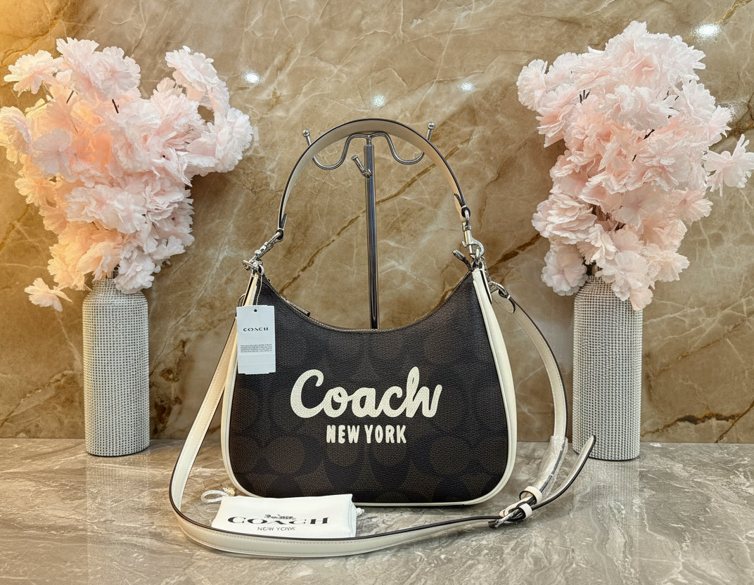 حقيبة كتف/حقيبة كروس بودي من كوتش سكريبت تيري هوبو - متوسطة الحجم