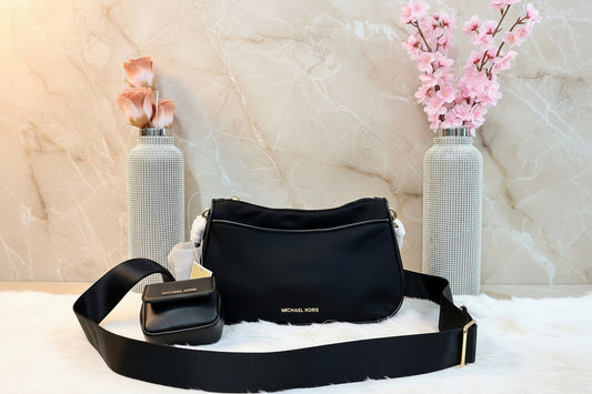 MICHAEL KORS JET SET WITH ATTACH -  BLACK LOGO LETTERING CROSSBODY