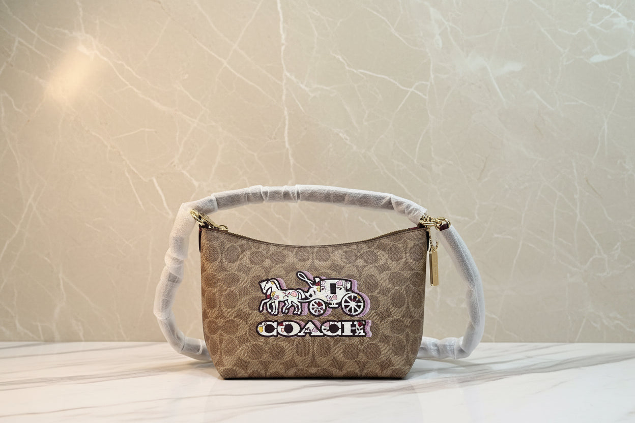 حقيبة كتف/حقيبة كروس بودي من كوتش بايتون بنقشة الحصان والعربة المميزة