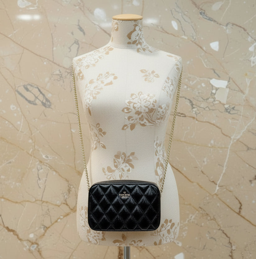 حقيبة كروسبودي من الجلد المبطن من كيت سبيد، مع حافظة بطاقات رفيعة، في علبة.