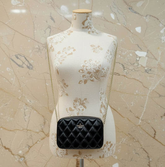 حقيبة كروسبودي من الجلد المبطن من كيت سبيد، مع حافظة بطاقات رفيعة، في علبة.