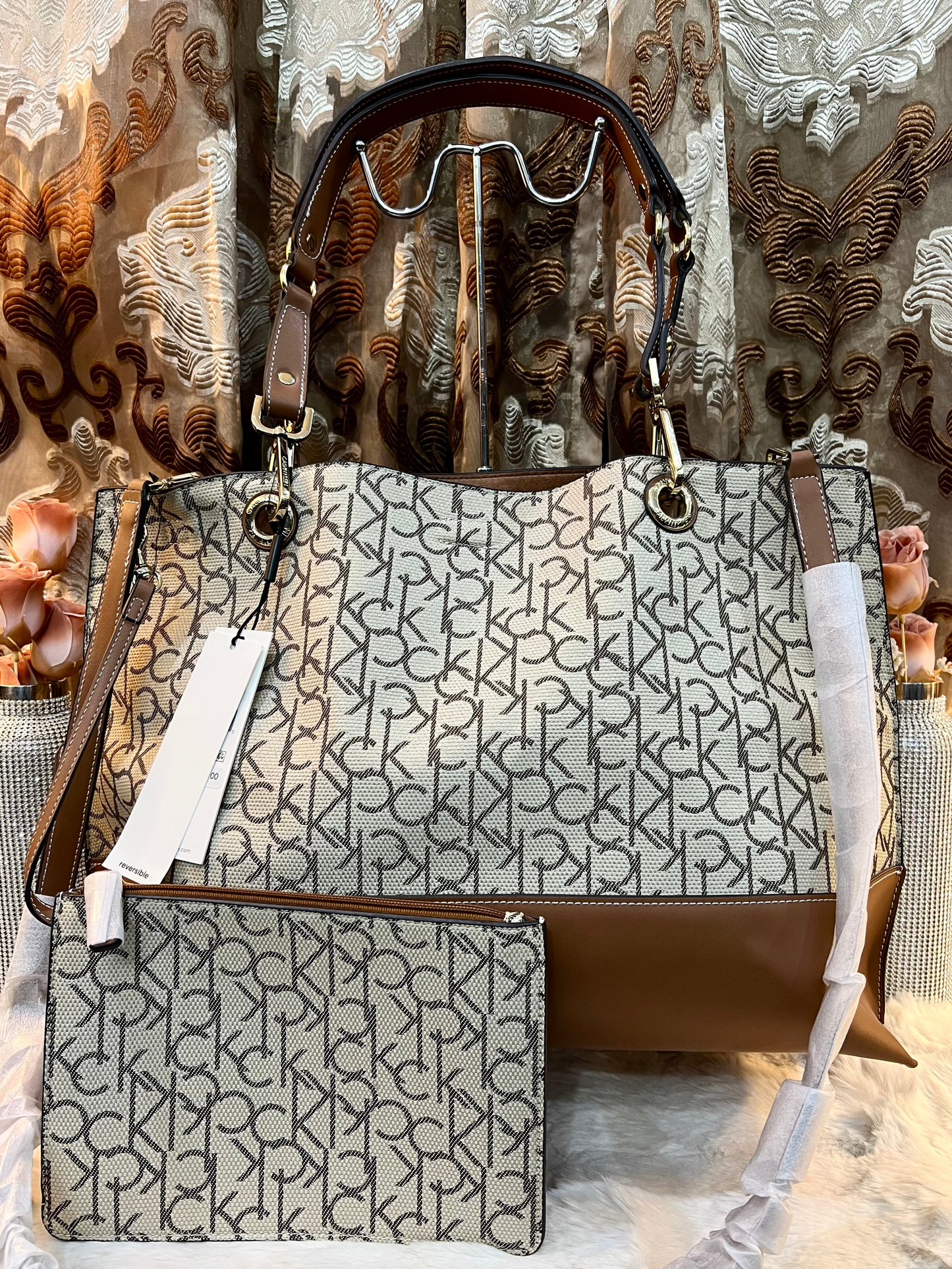 CALVIN KLEIN TOTE IN SIGNATURE LOGO BEIGE/BROWN- XL OPEN WITH LARGE ZIP POUCH & LONG STRAP