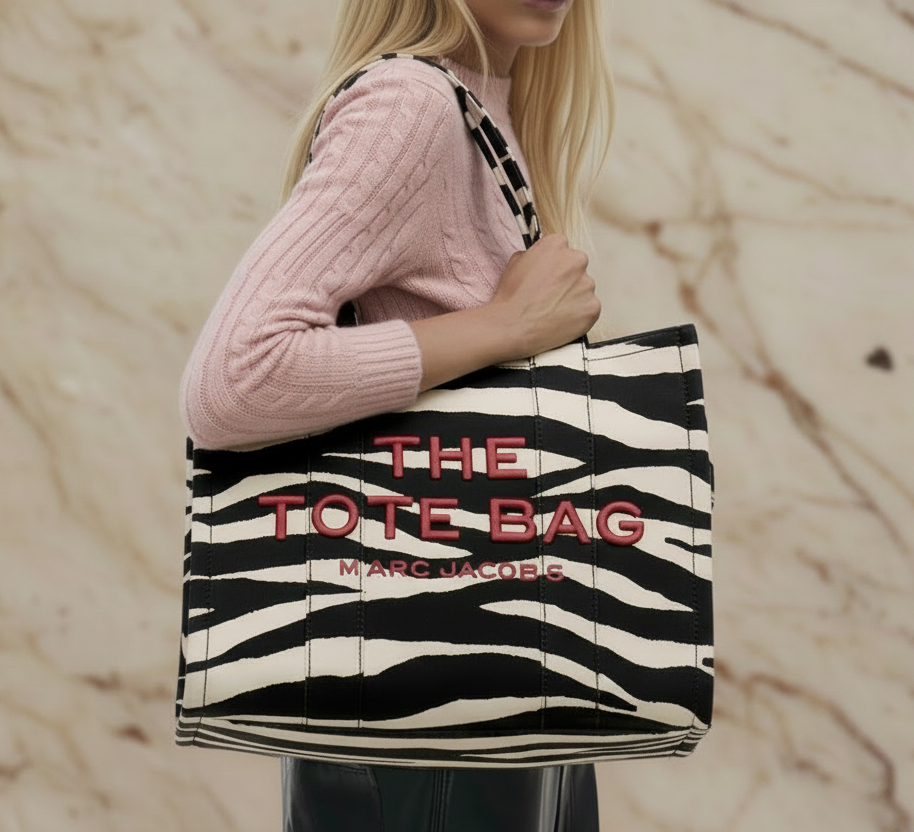 حقيبة سفر كبيرة من قماش مارك جاكوبس بنقشة جلد الحمار الوحشي