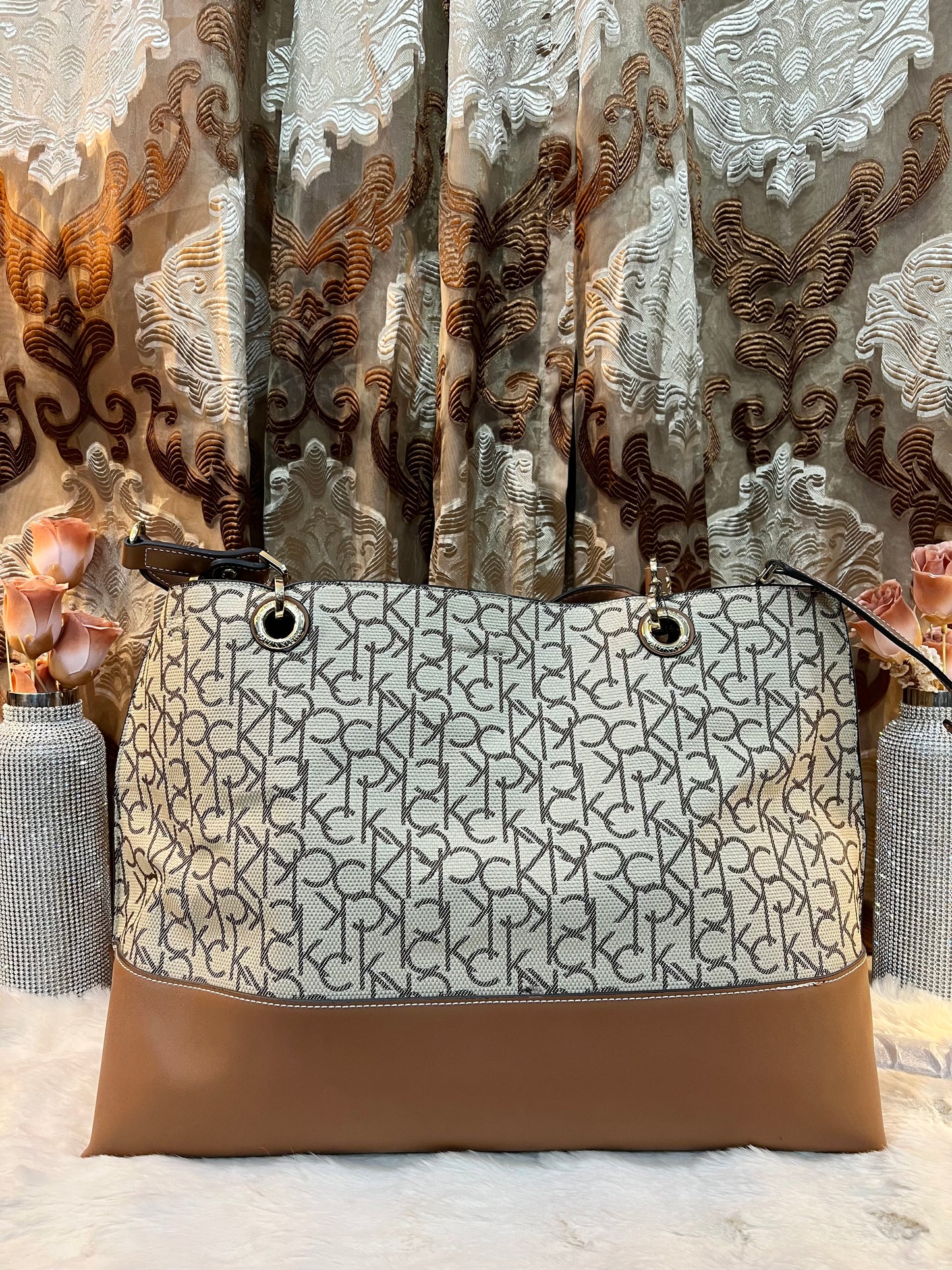 CALVIN KLEIN TOTE IN SIGNATURE LOGO BEIGE/BROWN- XL OPEN WITH LARGE ZIP POUCH & LONG STRAP