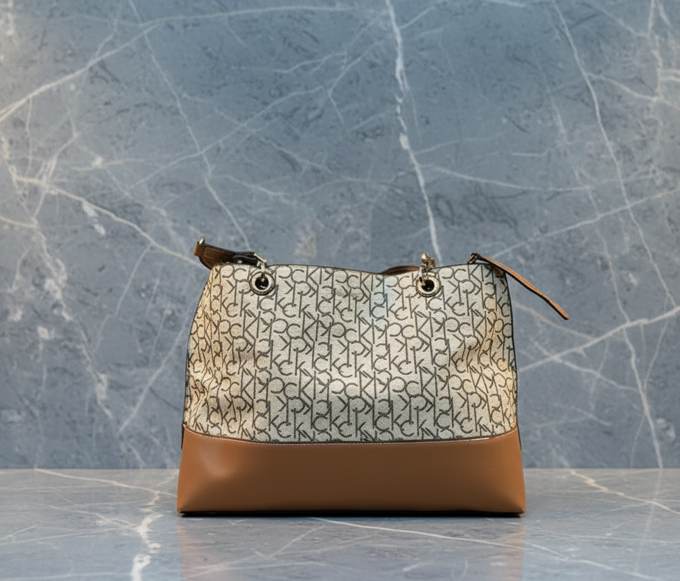 CALVIN KLEIN TOTE IN SIGNATURE LOGO BEIGE/BROWN- XL OPEN WITH LARGE ZIP POUCH & LONG STRAP