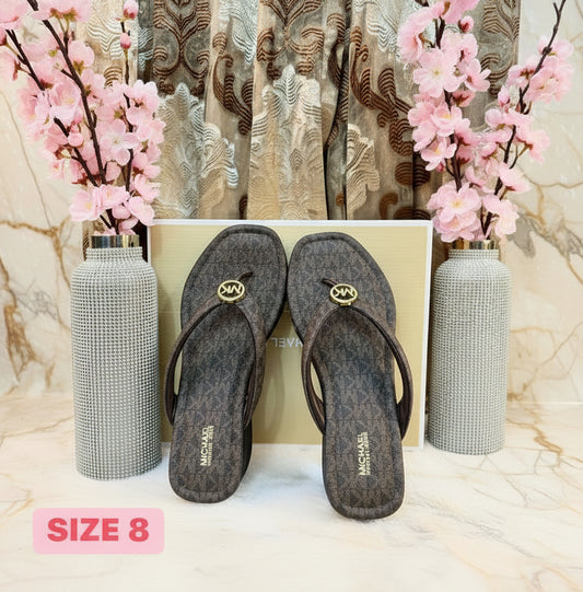 صنادل مايكل كورس ذات الكعب العريض