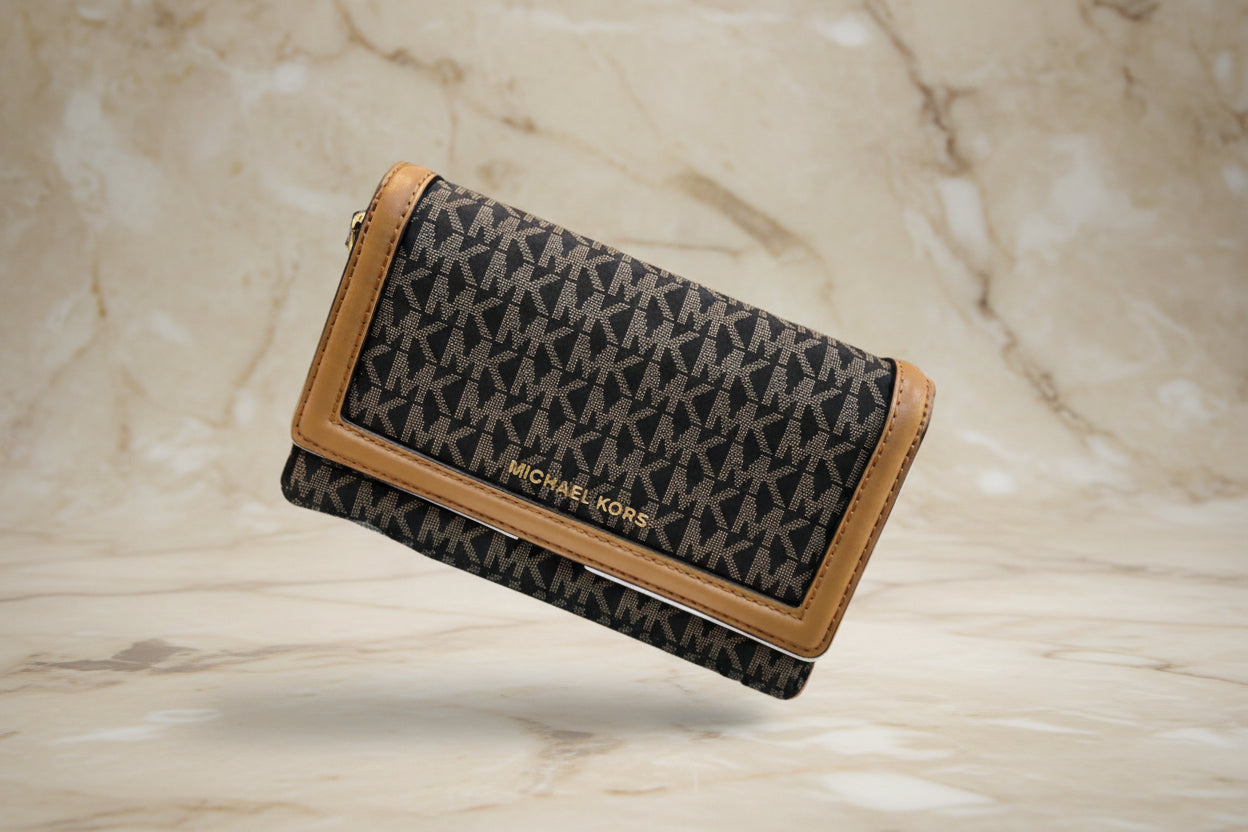 MICHAEL KORS JET SET LOGO SMARTPHONE CROSSBODY BAG- BROWN ACORN - WOVEN