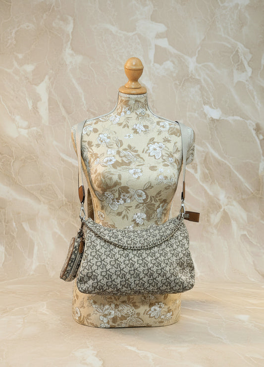 حقيبة كتف/حقيبة كروس بودي كبيرة الحجم من دي كيه إن واي كايرو