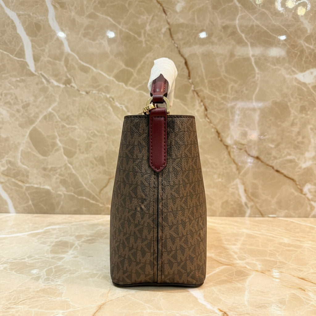 MICHAEL KORS SURI BUCKET IN SIGNATURE CANVAS