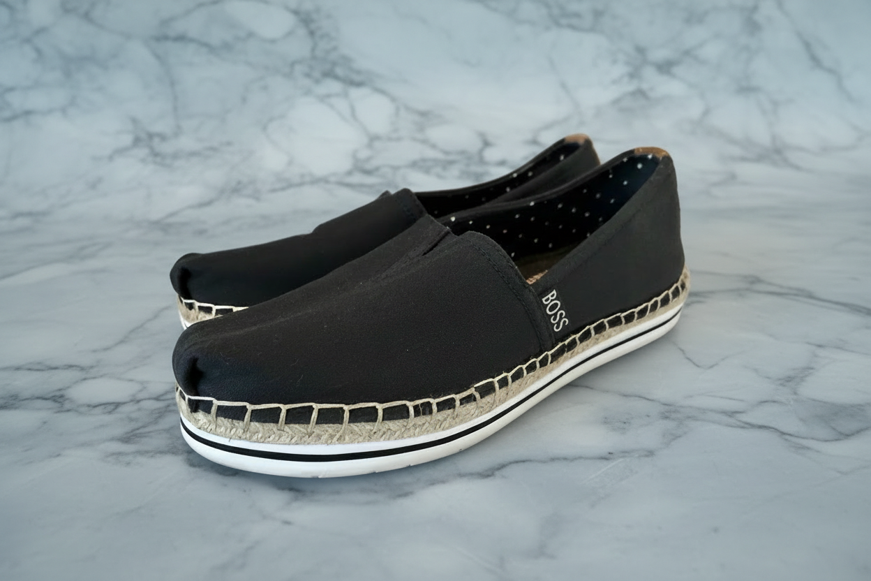 SKECHERS - SIZE 6
