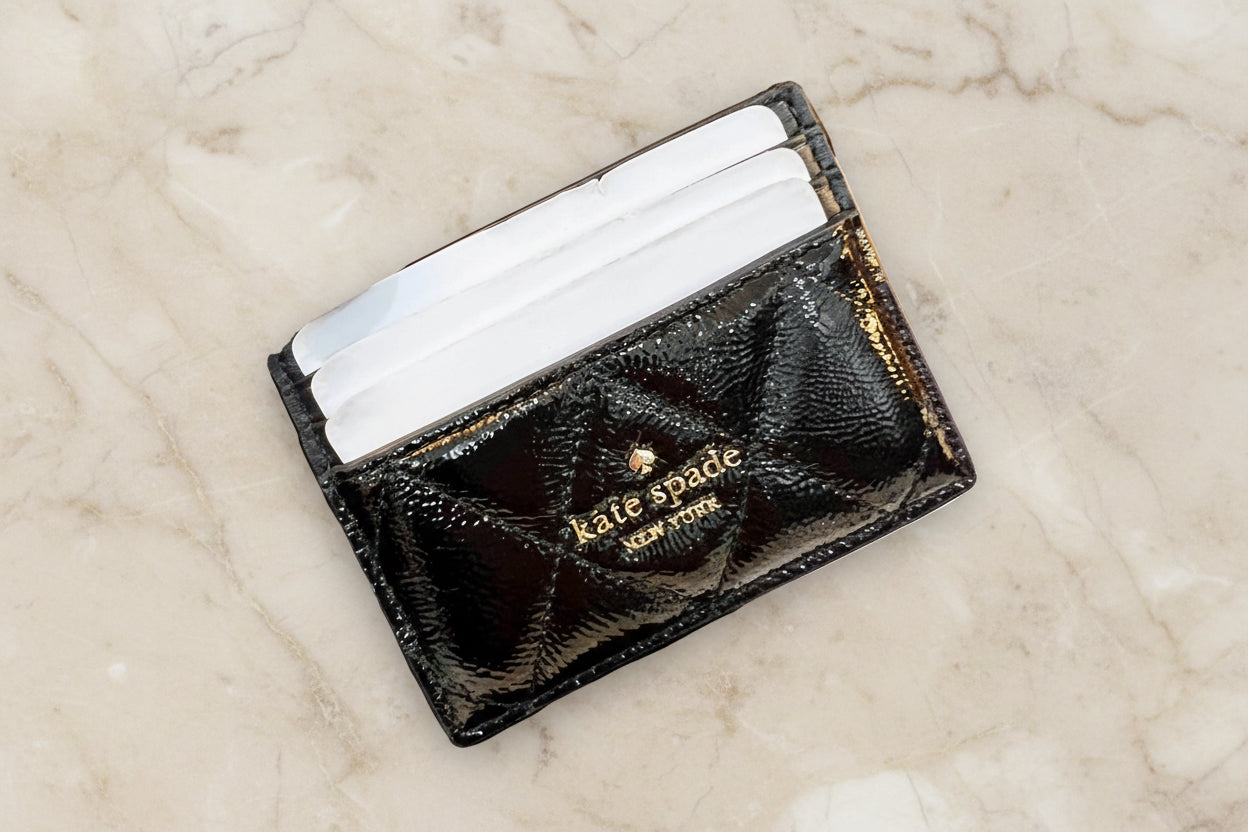 حقيبة كروسبودي من الجلد المبطن من كيت سبيد، مع حافظة بطاقات رفيعة، في علبة.