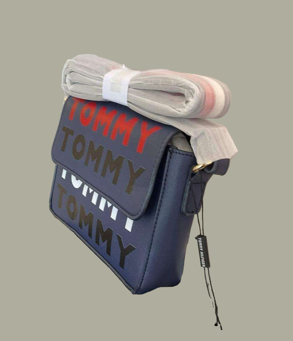 حقيبة كروسبودي ذات غطاء قلاب من تومي هيلفيغر