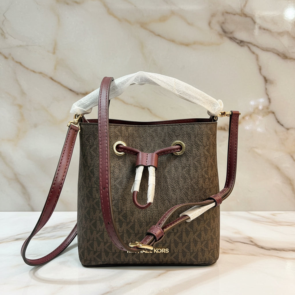 MICHAEL KORS SURI BUCKET IN SIGNATURE CANVAS