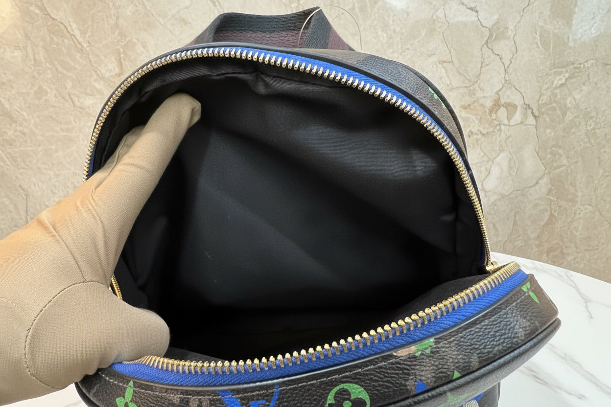 حقيبة ظهر متوسطة الحجم من كوتش كورت مصنوعة من قماش مميز بنقشة ورود صغيرة عتيقة