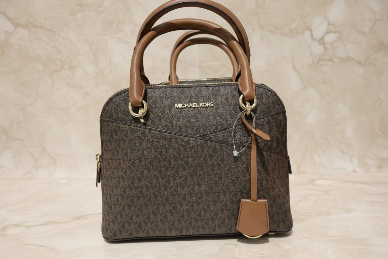MICHAEL KORS CINDY DOME MEDIUM IN SIGNATURE LOGO BROWN