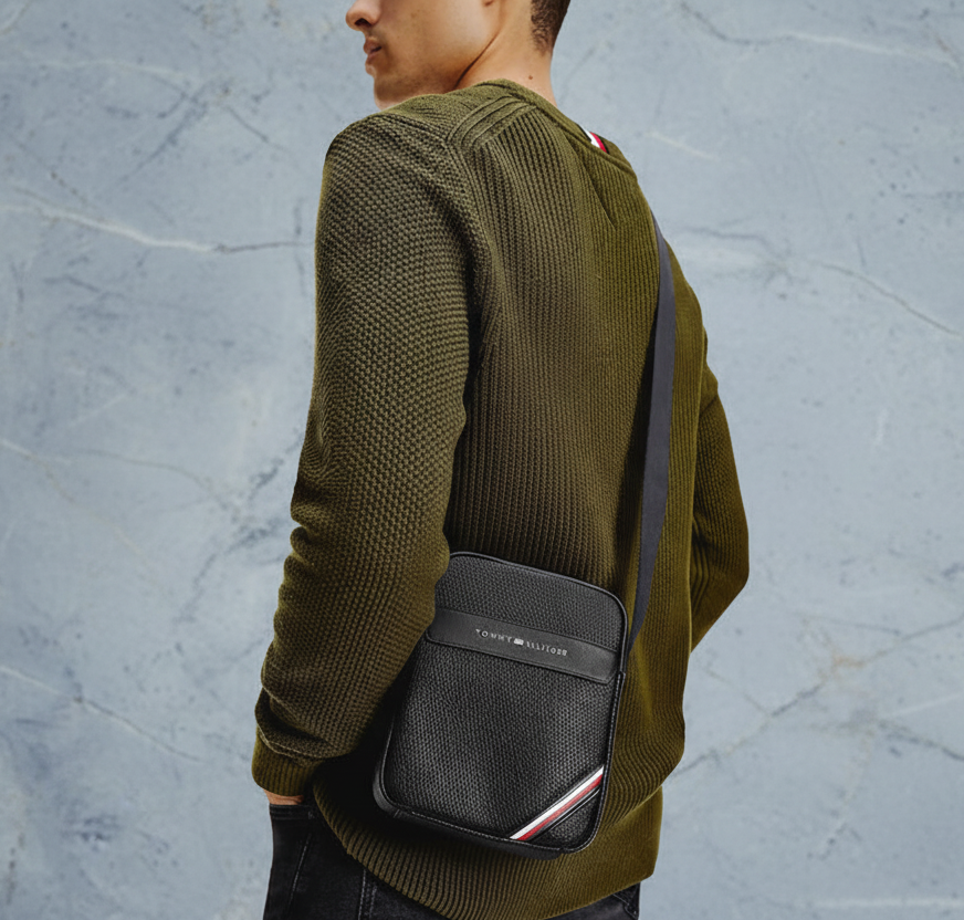 حقيبة كروس بودي صغيرة للرجال من تومي هيلفيغر -