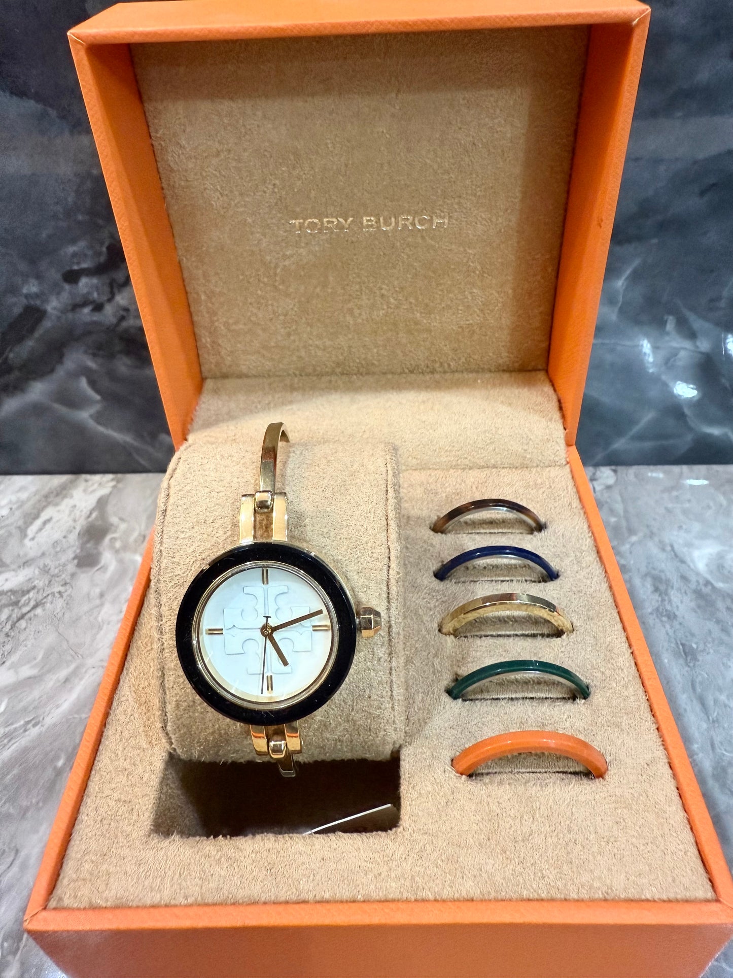 ساعة توري بورش الصغيرة ذات الأزرار القابلة للتبديل